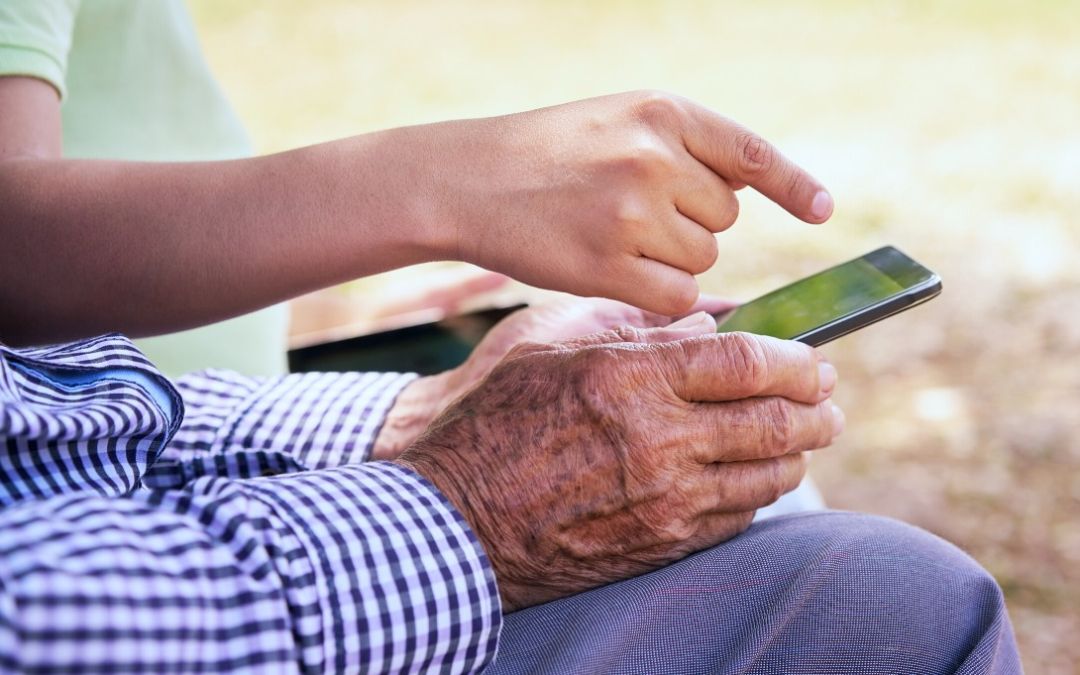 Alfabetizzazione digitale, gli anziani sono sempre più connessi. O forse no