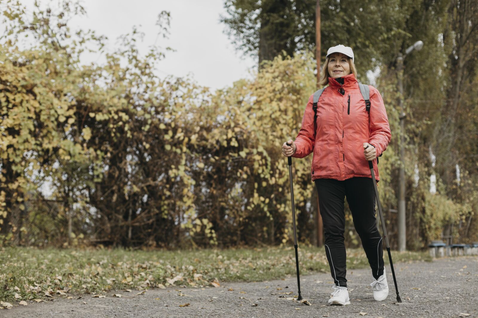 donna trekking all'aperto con bastoncini