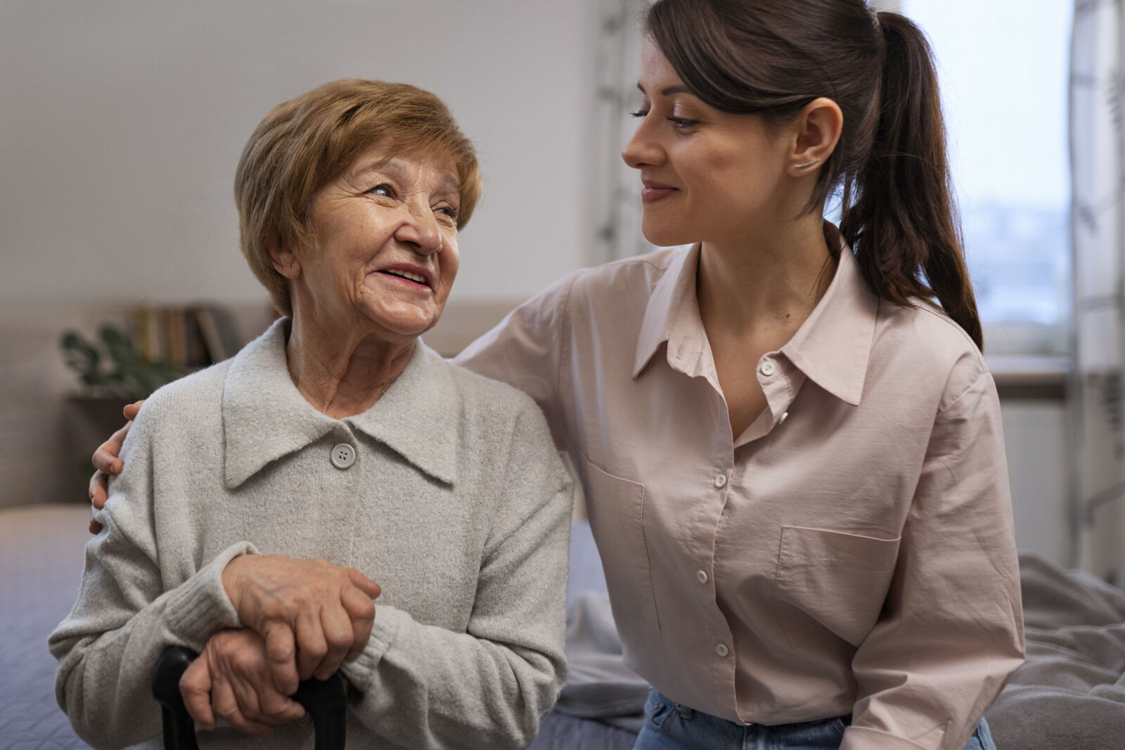 caregiver CHE CURA BISOGNI di anziana