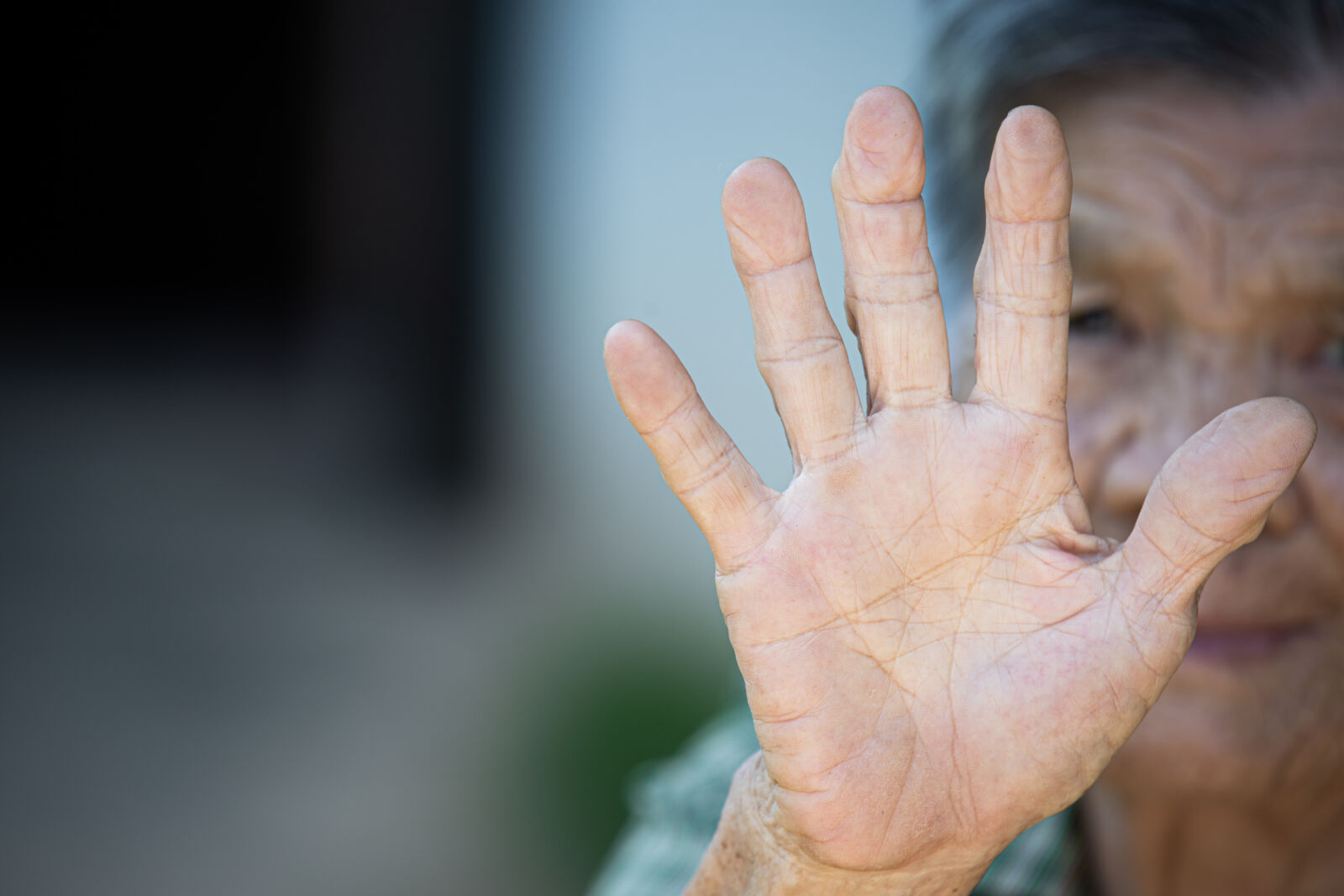 donna anziana contro violenza anziani