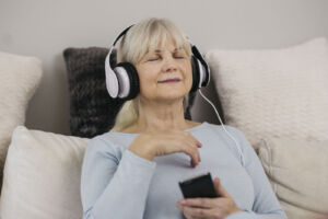 donna anziana ascolta musica musicoterapia