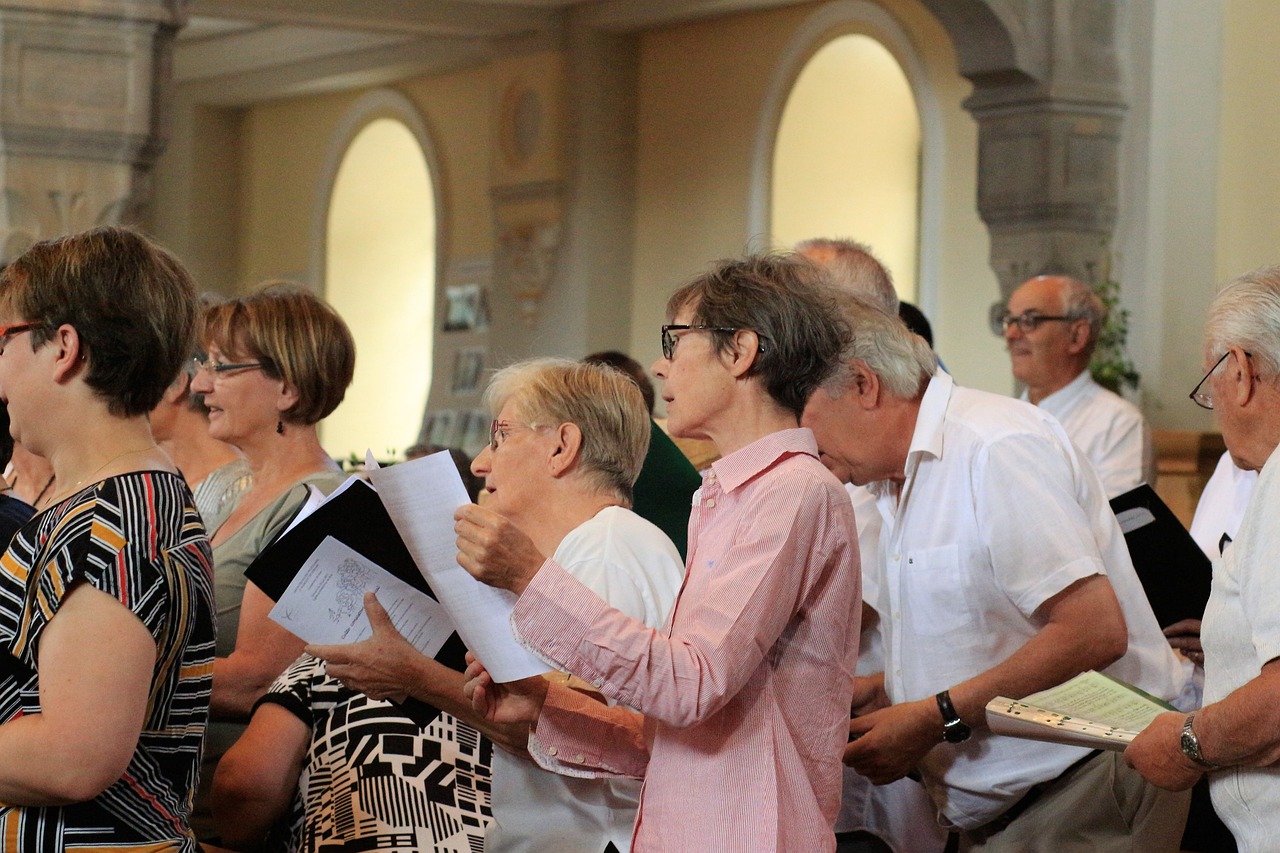 persone cantano in coro