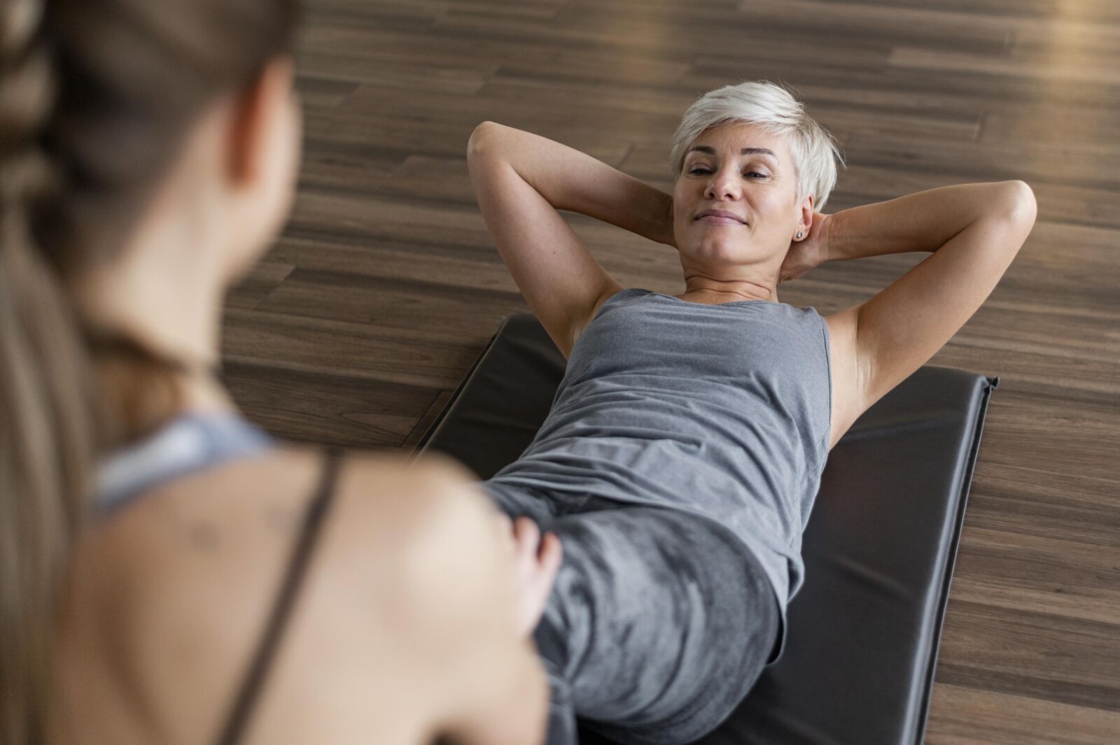 signora pratica rilassamento muscolare